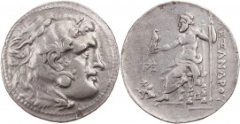 MAKEDONIEN, KÖNIGREICH
Alexander III., 336-323 v. Chr. AR-Tetradrachme um 210-190 v. Chr. Chios Vs.: Kopf des Herakles mit Löwenskalp n. r., Rs.: Zeu...