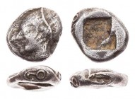IONIEN PHOKAIA
AR-1/8 Stater (Ogdoe) 530-520 v. Chr., gepunzt 388-355 v. Chr. Vs.: Kopf der Artemis mit lydischer Haube n. l., Rs.: unregelmäßiges in...