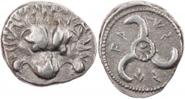 LYKIEN LYKISCHE DYNASTEN
Vekhssere II., ca. 400-380 v. Chr. AR-Tetrobol Vs.: Löwenskalp v. v., Rs.: Triskeles SNG v. Aulock 4201. 3.04 g. ss