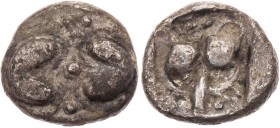 KYRENAIKA KYRENE
 AR-Drachme (asiatischer Standard) 500-480 v. Chr. Vs.: zwei Silphionfrüchte, dazwischen Punkt, oben weiterer Punkt, unten drei Punk...