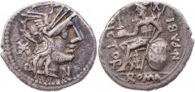 RÖMISCHE REPUBLIK
N. Fabius Pictor, 126 v. Chr. AR-Denar Rom Vs.: Kopf der Roma mit geflügeltem Helm n. r., dahinter Wertzeichen, unter dem Kinn Kont...