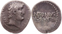 IMPERATORISCHE PRÄGUNGEN
Marcus Antonius, gest. 30 v. Chr. AR-Denar 32 v. Chr. Athen Vs.: ANTON [AVG IMP III COS DES III V R P C], Kopf n. r., Rs.: [...