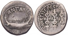IMPERATORISCHE PRÄGUNGEN
Marcus Antonius, gest. 30 v. Chr. AR-Denar 32/31 v. Chr. mobile Heeresmzst. in Griechenland (Patras?) Vs.: ANT·AVG / III [·V...