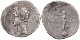 IMPERATORISCHE PRÄGUNGEN
Octavianus AR-Denar 32-29 v. Chr. Mzst. in Italien (Rom oder Brindisi?) Vs.: Kopf n. l., Rs.: CAESAR - DIVI [F], Victoria st...