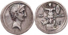 IMPERATORISCHE PRÄGUNGEN
Octavianus AR-Denar 29-27 v. Chr. Mzst. in Italien (Rom oder Brindisi?) Vs.: Kopf n. r., Rs.: IMP - CAESAR, Tropaeum mit Rud...