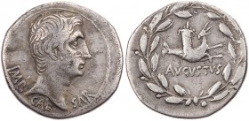 RÖMISCHE KAISERZEIT
Augustus, 27 v.-14 n. Chr. AR-Cistophor ca. 25-20 v. Chr. Ephesus Vs.: IMP. CAE-SAR, Kopf n. r., Rs.: AVGVSTVS, Capricorn mit Fül...