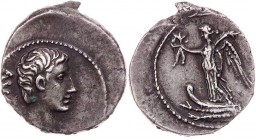 RÖMISCHE KAISERZEIT
Augustus, 27 v.-14 n. Chr. AR-Quinar 21 v. Chr. Mzst. auf der nördlichen Peloponnes Vs.: AV[GVSTVS], Kopf n. r., Rs.: Victoria st...