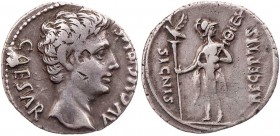 RÖMISCHE KAISERZEIT
Augustus, 27 v.-14 n. Chr. AR-Denar 19/18 v. Chr. Colonia Patricia (?) Vs.: CAESAR AVGVSTVS, Kopf n. r., Rs.: SIGNIS RECEPTIS, Ma...