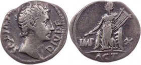 RÖMISCHE KAISERZEIT
Augustus, 27 v.-14 n. Chr. AR-Denar 15-13 v. Chr. Lugdunum Vs.: [AV]GVSTVS DIVI F, Kopf n. r., Rs.: IMP - X, Apollo steht mit Kit...