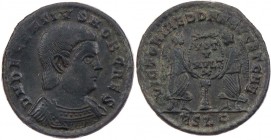 RÖMISCHE KAISERZEIT
Decentius als Caesar, 350-353 n. Chr. AE-Maiorina Lugdunum, 2. Offizin Vs.: D N DECENTIVS NOB CAES, gepanzerte Büste n. r., Rs.: ...