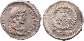 RÖMISCHE KAISERZEIT
Valentinianus II., 375-392 n. Chr. AR-Siliqua November 384 n. Chr. Constantinopolis Vs.: D N VALENTINI-ANVS P F AVG, gepanzerte u...