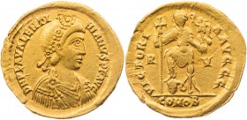 RÖMISCHE KAISERZEIT
Valentinianus III., 425-455 n. Chr. AV-Solidus 426-430 n. Chr. Ravenna Vs.: D N PLA VALENTI-NIANVS P F AVG, gepanzerte und drapie...