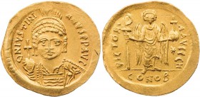 BYZANZ
Iustinianus I., 527-565 AV-Solidus 545-565 Constantinopolis, 8. Offizin Vs.: D N IVSTINI-ANVS P P AVC, gepanzerte Büste mit Helm, Schild und K...