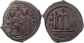 BYZANZ
Phocas, 602-610 AE-Follis 604/605 (= Jahr 3) Theupolis (Antiochia) Vs.: D N FOC[AS] NE PE AV, Kaiserpaar steht in Ornat v. v., oben Kreuz, Rs....