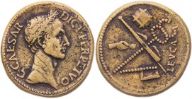 C. Iulius Caesar, gest. 44 v. Chr. AE-Medaille Vs.: C. CAESAR DICT. PERPETVO, Kopf mit Königskranz n. r., Rs: LEVCA, Caduceus und Fasces (gekreuzt) zw...