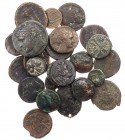 Lot, griechische Münzen Überwiegend griechische AE-Prägungen, unter anderem aus Rhegion, Syrakus, Amisos, Kyme, Erythrai etc. 26 Stück ge-ss
ex Slg. ...