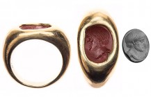 GEMMEN UND SIEGELSTEINE
 Goldring mit Intaglio Gemme aus rotem Jaspis gefasst in einen modernen Goldring. Der etwa 12 x 9 mm große Intaglio sitzt in ...