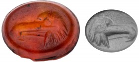 GEMMEN UND SIEGELSTEINE
 Intaglio Karneol, orange, queroval, flach, mit der Darstellung eines Adlerkopfes n. l., H. 7 x B. 10,5 mm, grober Flachperls...