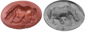 GEMMEN UND SIEGELSTEINE
 Intaglio Jaspis, dunkelrot, queroval, flach, mit der Darstellung eines grasenden Pferdes n. l., H. 7 x B. 11 mm, grober Flac...