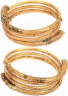 SCHMUCK
 Paar Lockenringe Vierfach gewundene Haarspiralen aus vergoldetem Bronzedraht, verziert mit Schlaufendekor aus dünnen Golddraht, die Enden la...