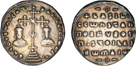 BASILE II Ie Bulgaroctone (976-1025)
Miliaresion : Croix croisée, avec ornements à sa base, sur 4 degrés, entre les bustes de Basil & de Constantin d...