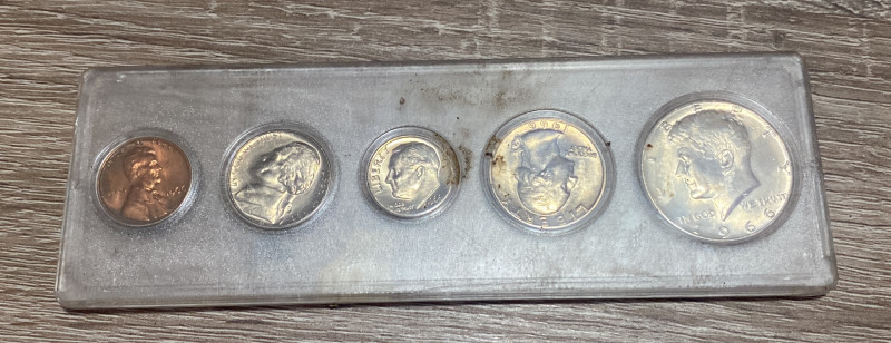 STATI UNITI. Lotto di 5 monete 1966, incluso 1/2 dollaro Kennedy. FDC