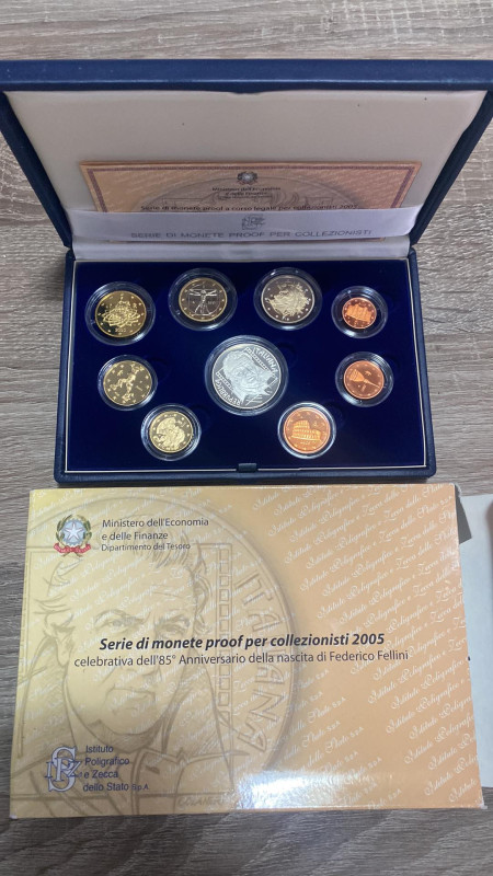 Repubblica Italiana. Serie divisionale 2005 "Celebrativa dell'85° anniversario d...