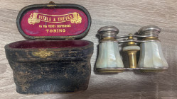 Binocolo da teatro francese (IRIS Paris) con corpo in ottone e decorazioni in madreperla, fine '800 inizi '900, completo di custodia originale marchia...