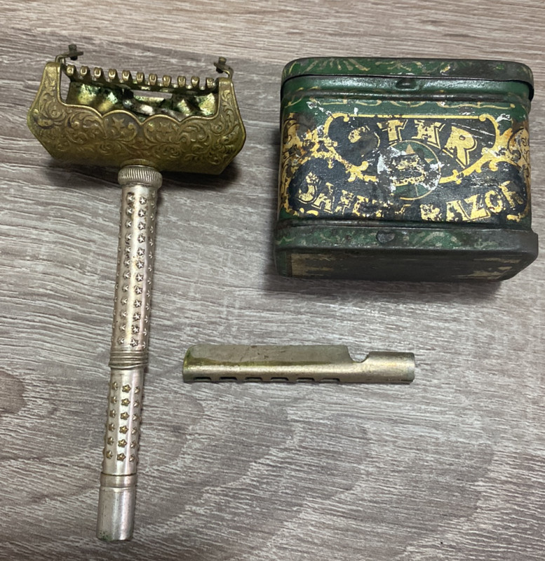 Set lametta d'epoca, con scatolina Vittorio Bonomi Milano e scomparto portalame ...