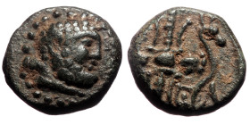 Pisidia, Selge (ca 2nd-1st Century BC) AE (Bronze, 2,77g, 13mm) 
Obv: Laureate head of Herakles to right, club over shoulder 
Rev: Thunderbolt; bow to...