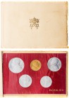 ITALIEN KIRCHENSTAAT / VATIKAN
Pius XII., 1939-1958. Kursmünzensatz 1948 mit 100 Lire in Gold, Fr. 288 KM MS40. Auflage 5.000 Stück Hülle mit handsch...