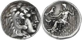 Macédoine, au nom d'Alexandre III le Grand - Tetradrachme (Carrhae) frappé sous Séleucos Ier
R/ Croissant avec ΔΙ dans le champ à gauche et monogramm...