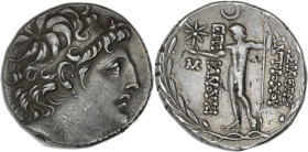 Syrie, Royaume Séleucide - Antiochus VIII Grypus - Tetradrachme (Aké-Ptolémais)
R/ Croissant, étoile et M dans le champ à gauche.

Argent - 16,43 g...