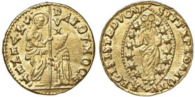 Venezia - Alvise I Mocenigo (1570-1577) Zecchino - D/ ALOY MOCE - S M VENET, San Marco stante a sinistra porge il vessillo al doge genuflesso, lungo l...