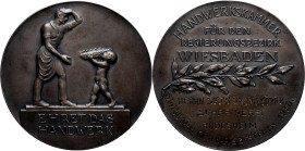 Medaillen Deutschland - Geographisch: Wiesbaden: Silbermedaille o.J. (Gravur 1930), unsigniert, Prämie zum 50-jährigen Geschäftsbestehen der Schreiner...