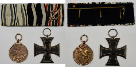 Orden & Ehrenzeichen: Weimarer Republik: Eine 3-teilige Ordensspange mit nur 2 Orden, dabei Eisernes Kreuz II. Klasse 1914 (OEK 1909), sowie Ehrendenk...