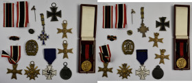 Orden & Ehrenzeichen: Drittes Reich: Schachtel mit diversen Abzeichen und Orden, darunter Eisernes Kreuz 1939 2. Klasse (OEK 3824), Mutterkreuz, 3 x K...
