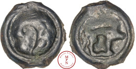 Durocases (Région de Dreux) Potin au sanglier enseigne, du fort Harrouard, 60-40 Avant J.-C., Av. Tête à gauche, Rv. Sanglier enseigne à droite, Potin...