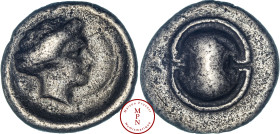 Beotie, Thespiae, Hemidrachme, IV siècle avant J.-C., Av. Bouclier béotien, Rv. Tête d'Aphrodyte Melainis à droite, un croissant devant le visage, Arg...