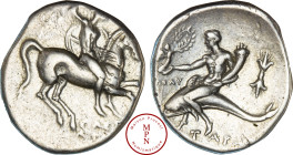 Calabre, Tarente, Nomos ou statère, 275 avant J.-C., Av. EY ΣOΣTΡ-ATOΣ, Cavalier nu et casqué, à cheval à droite, tenant une haste et un bouclier, Rv....