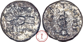 Octave et M. Pinarius Scarpus, Denier, 31 avant J.-C., Cyrenaique, Av. IMP CAESARI / SCARPVS IMP. Main ouverte, Rv. AVG PONT / DIVI F, Victoire à droi...