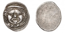 Etrurie
Rasna.
20 asses après 211 av. J.-C. Tête de Gorgone de face, les cheveux ceints d'un diadème; au-dessous X:X; sur le pourtour, cercle perlé ...