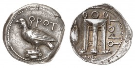 Bruttium
Crotone.
Nomos vers 425-350 av. J.-C. Aigle debout à gauche sur un chapiteau ionique / Trépied; dans le champ gauche, un grain de blé. 7,94...
