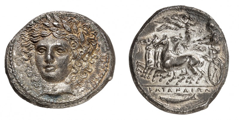 Sicile
Catane.
Tétradrachme vers 405 av. J.-C. Tête d'Apollon lauré de face, l...