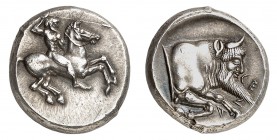 Sicile
Géla.
Didrachme vers 490-475 av. J.-C. Cavalier barbu et nu au galop à droite brandissant de la main droite une lance / Protomé d'un taureau ...
