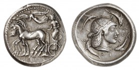 Sicile
Syracuse.
Tétradrachme vers 480-470 av. J.-C. Quadrige conduit par un aurige à gauche; au-dessus, Niké volant à gauche et couronnant les chev...