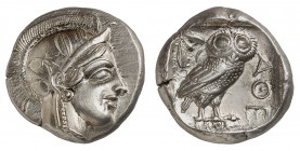 Attique
Athènes.
Tétradrachme vers 450-400 av. J.-C. Tête d'Athéna casquée à droite, portant une boucle d'oreille, le casque décoré de trois feuille...