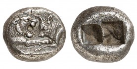 Royaume de Lydie
Crésus 561-546 av. J.-C. 
Tiers de statère, Sardes. Protomés de lion et de taureau face à face / Deux carrés incus irréguliers. 3,4...