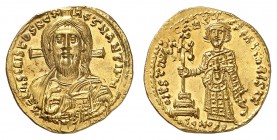Justinien II, 1er règne 685-695.
Solidus 692-695. Buste du Christ de face vêtu du pallium et du colobium, tenant de la main gauche les Evangiles et l...