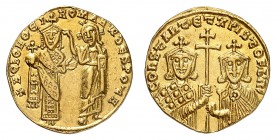 Constantin VII et Romain I 920-944.
Solidus 921. Romain I vêtu du loros, debout de face, tenant de la main droite un globe surmonté d'une croix et te...